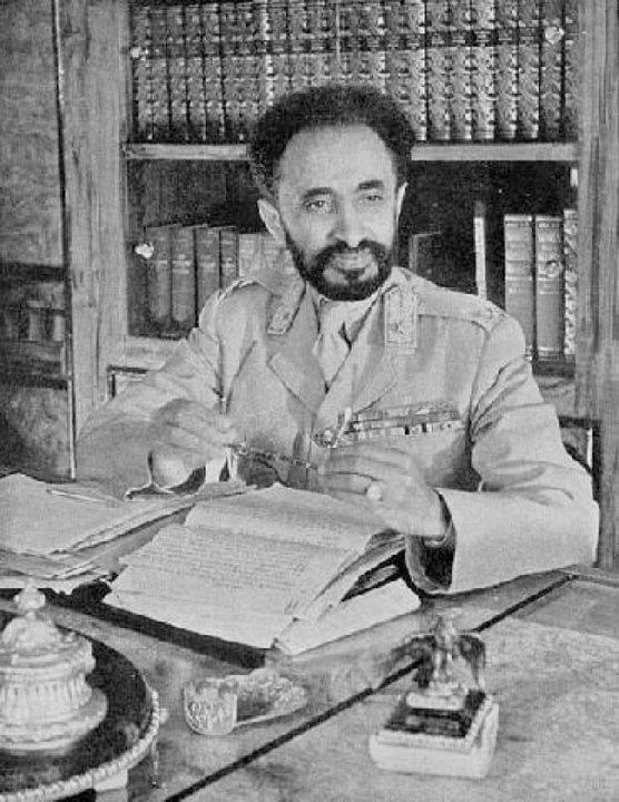 Haile Selassie ve své knihovně